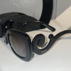 Prada shades 😎
